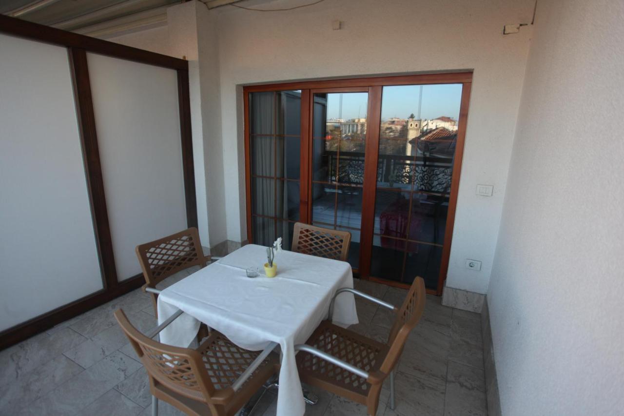 Hotel Happy Gjakova ภายนอก รูปภาพ